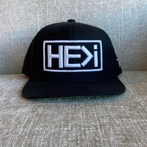 He>i Cap Black Snap Back